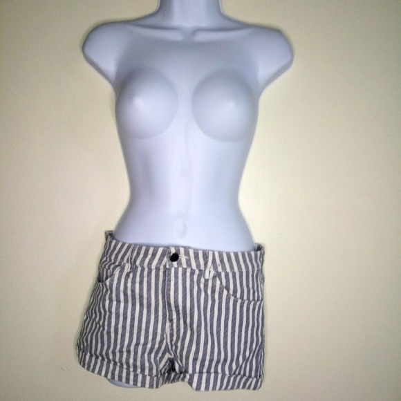 H&M 5-pocket gray and white striped shorts - Picture 9 of 10